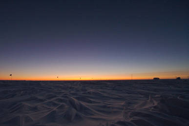 30 hours later, the light of the dawn illuminating the sastrugis